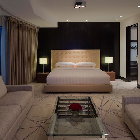 Andaz Capital Gate Abu Dhabi, By Hyatt Hotel Luaran gambar A bedroom at the hotel