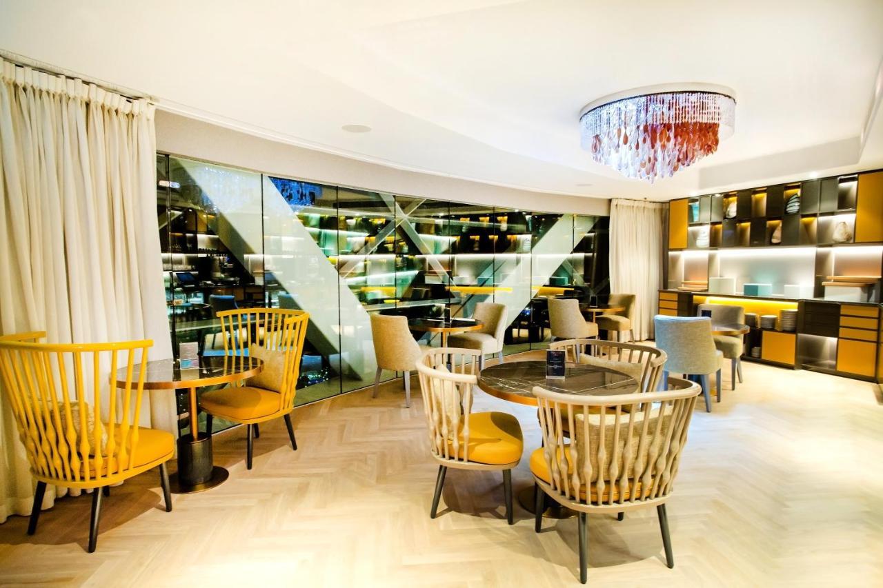Andaz Capital Gate Abu Dhabi, By Hyatt Hotel Luaran gambar The interior of the restaurant