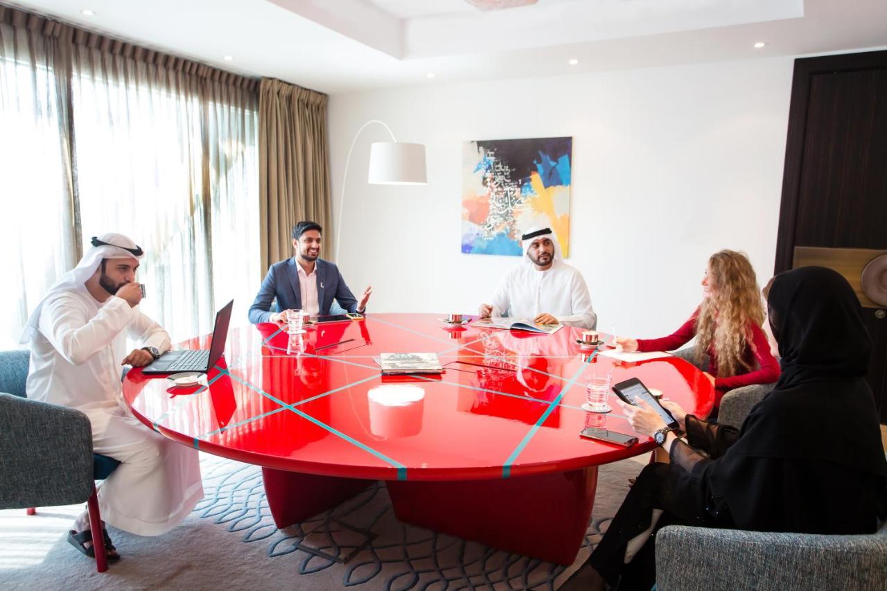 Andaz Capital Gate Abu Dhabi, By Hyatt Hotel Luaran gambar A meeting at the office of the Chairman of the Board of the company