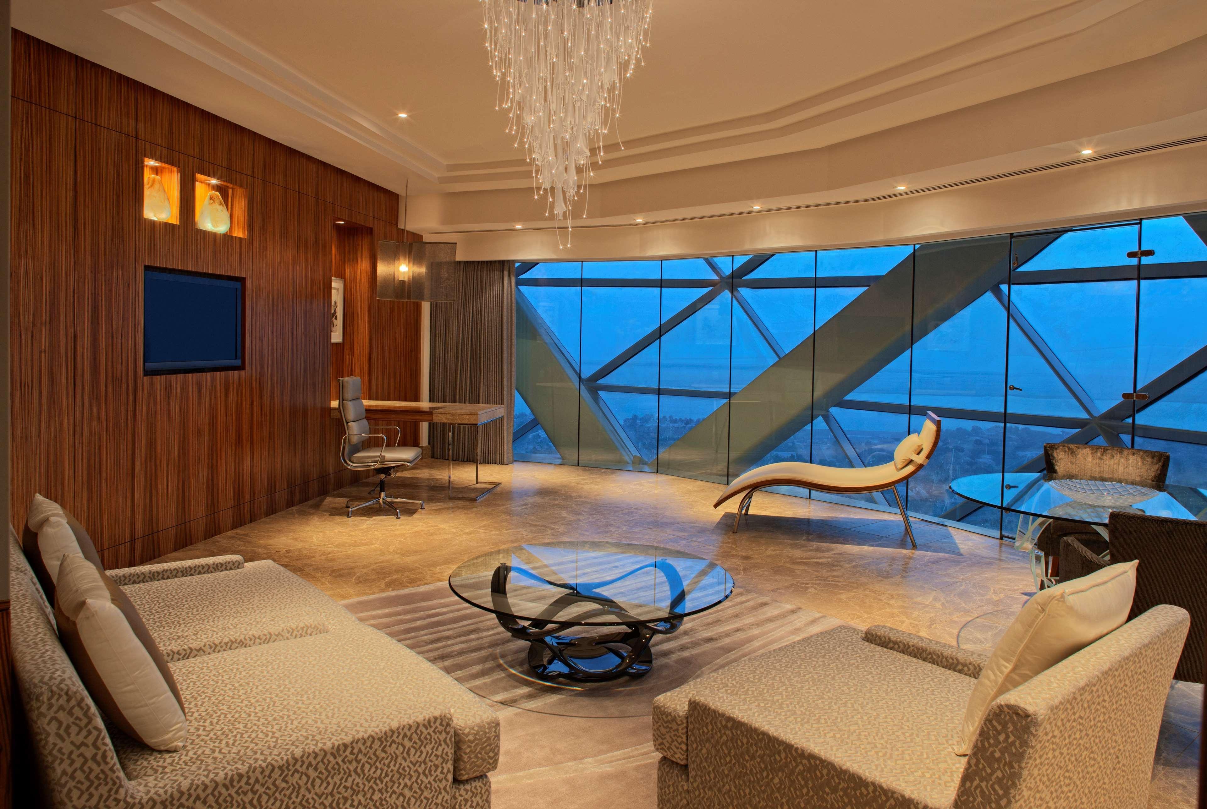 Andaz Capital Gate Abu Dhabi, By Hyatt Hotel Kemudahan gambar A suite at the hotel