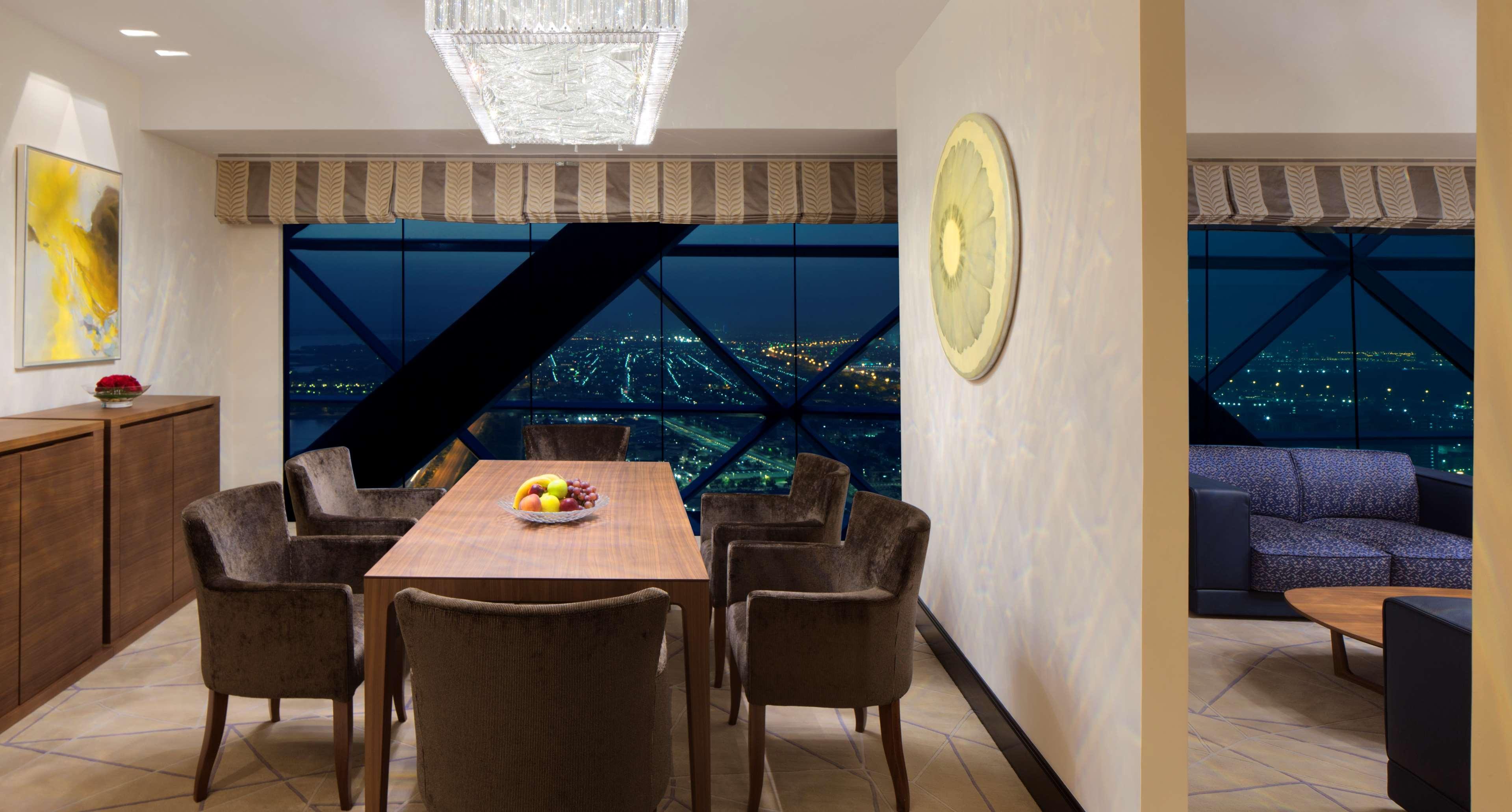 Andaz Capital Gate Abu Dhabi, By Hyatt Hotel Luaran gambar A suite at the hotel