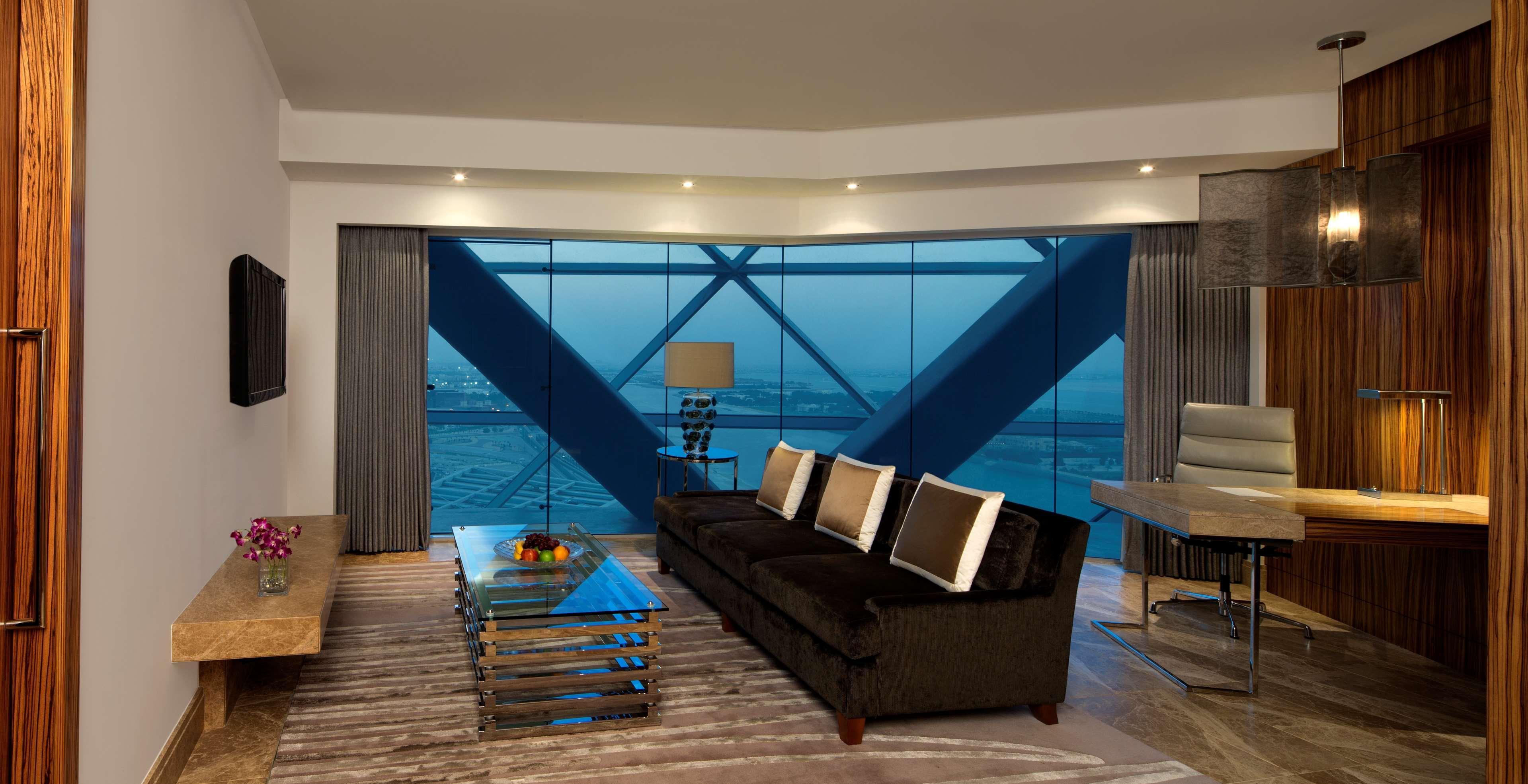 Andaz Capital Gate Abu Dhabi, By Hyatt Hotel Luaran gambar A suite at the hotel