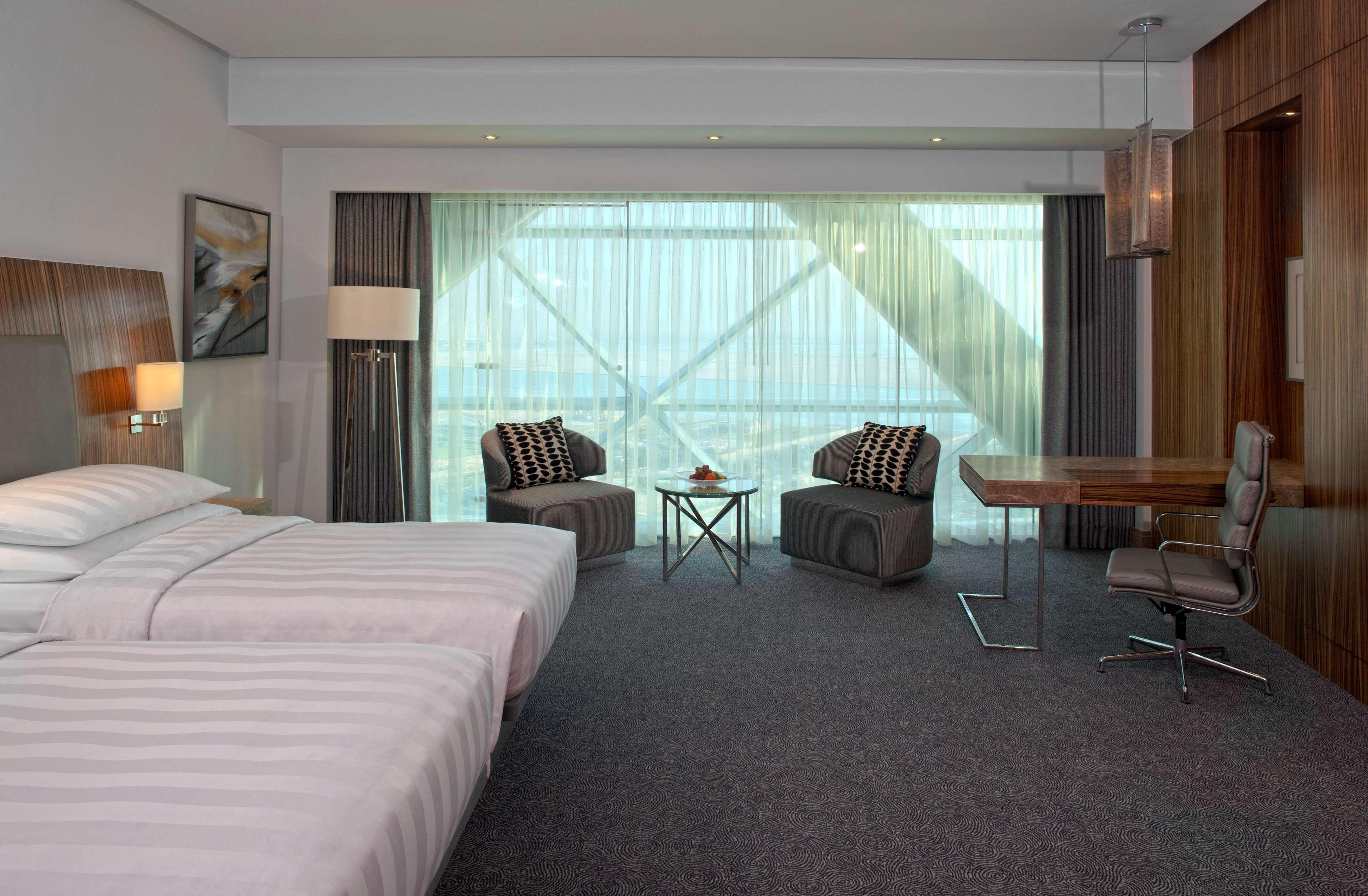 Andaz Capital Gate Abu Dhabi, By Hyatt Hotel Luaran gambar A room at the hotel