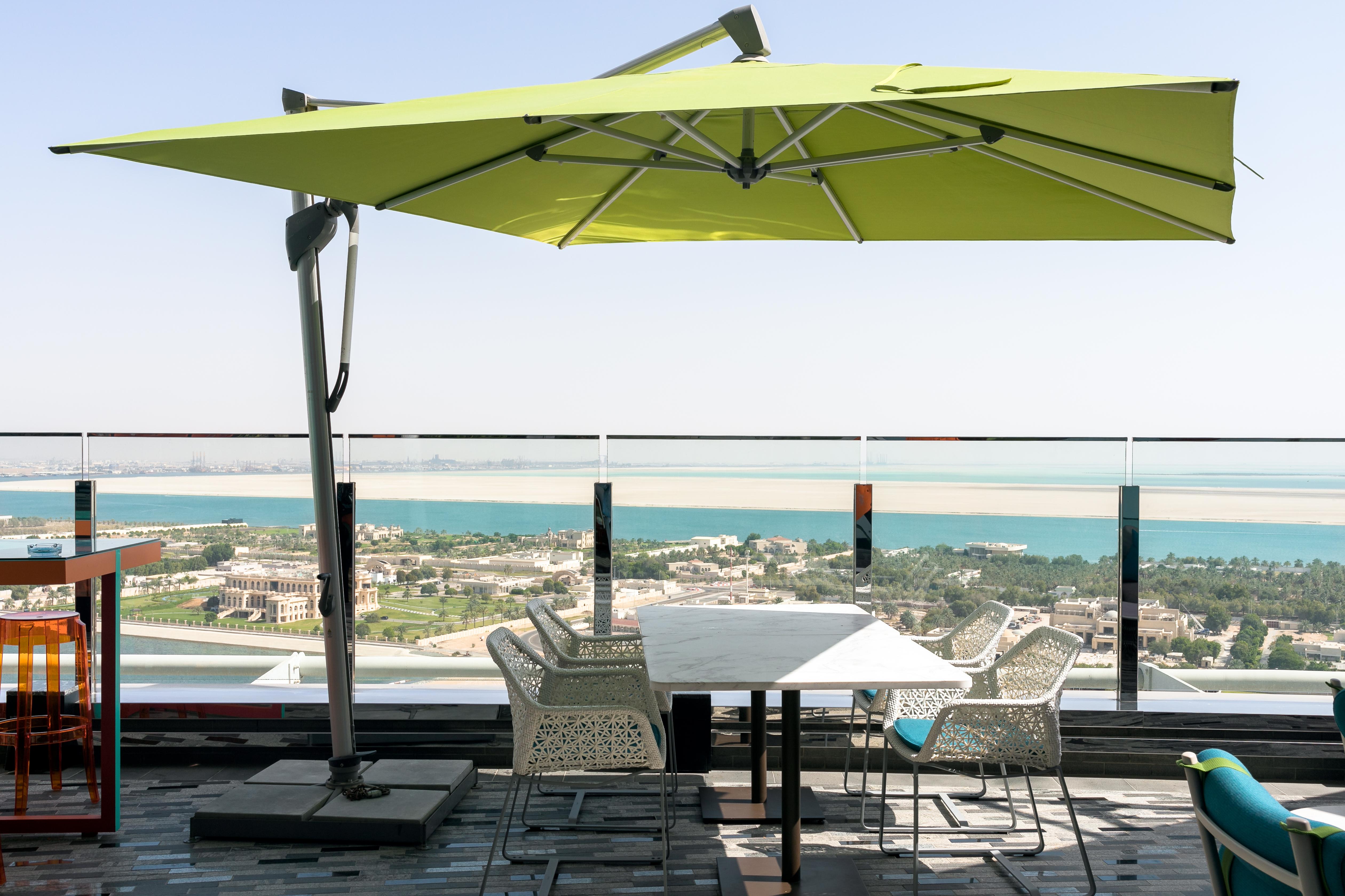 Andaz Capital Gate Abu Dhabi, By Hyatt Hotel Luaran gambar A cantilever umbrella