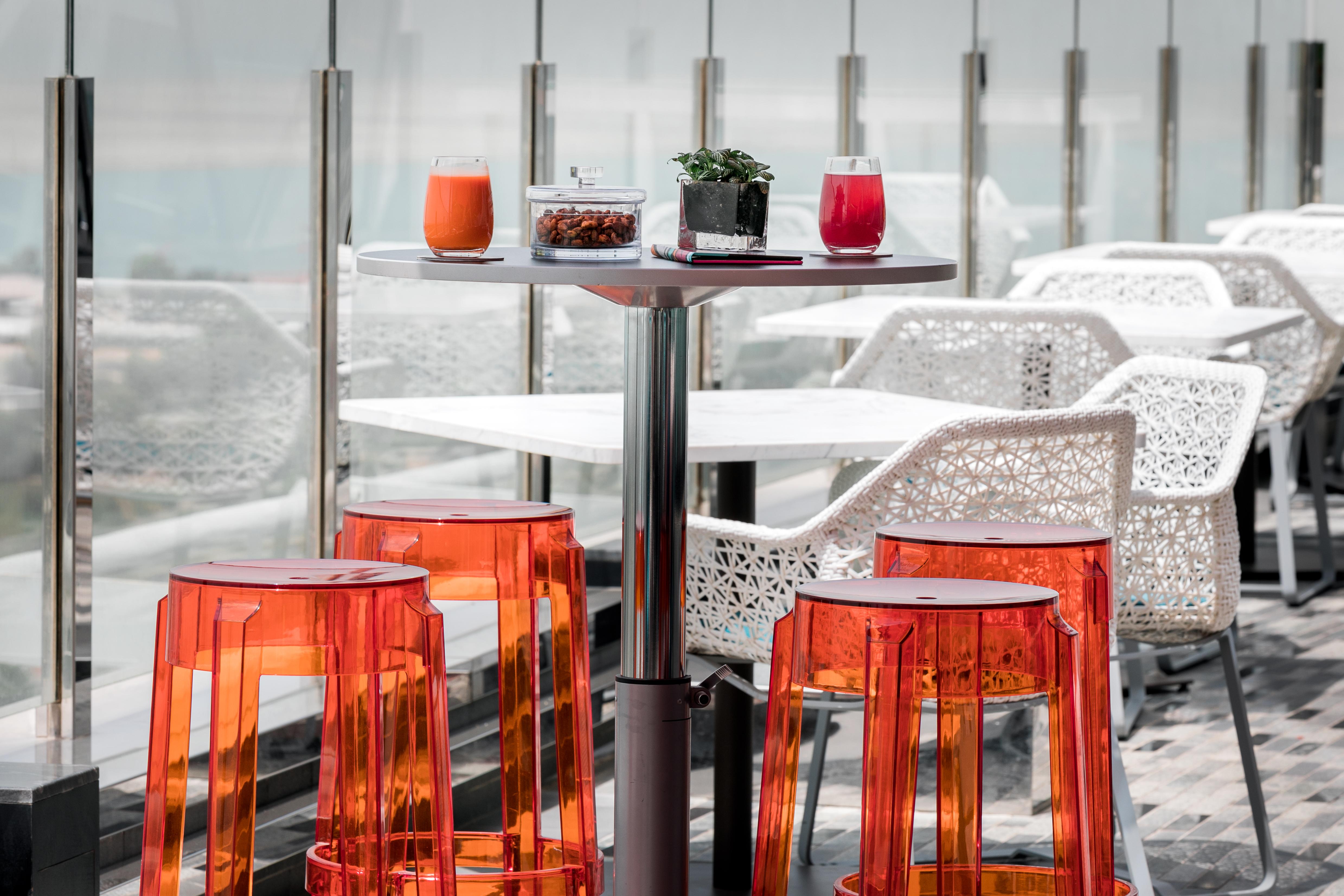 Andaz Capital Gate Abu Dhabi, By Hyatt Hotel Luaran gambar Bar stools