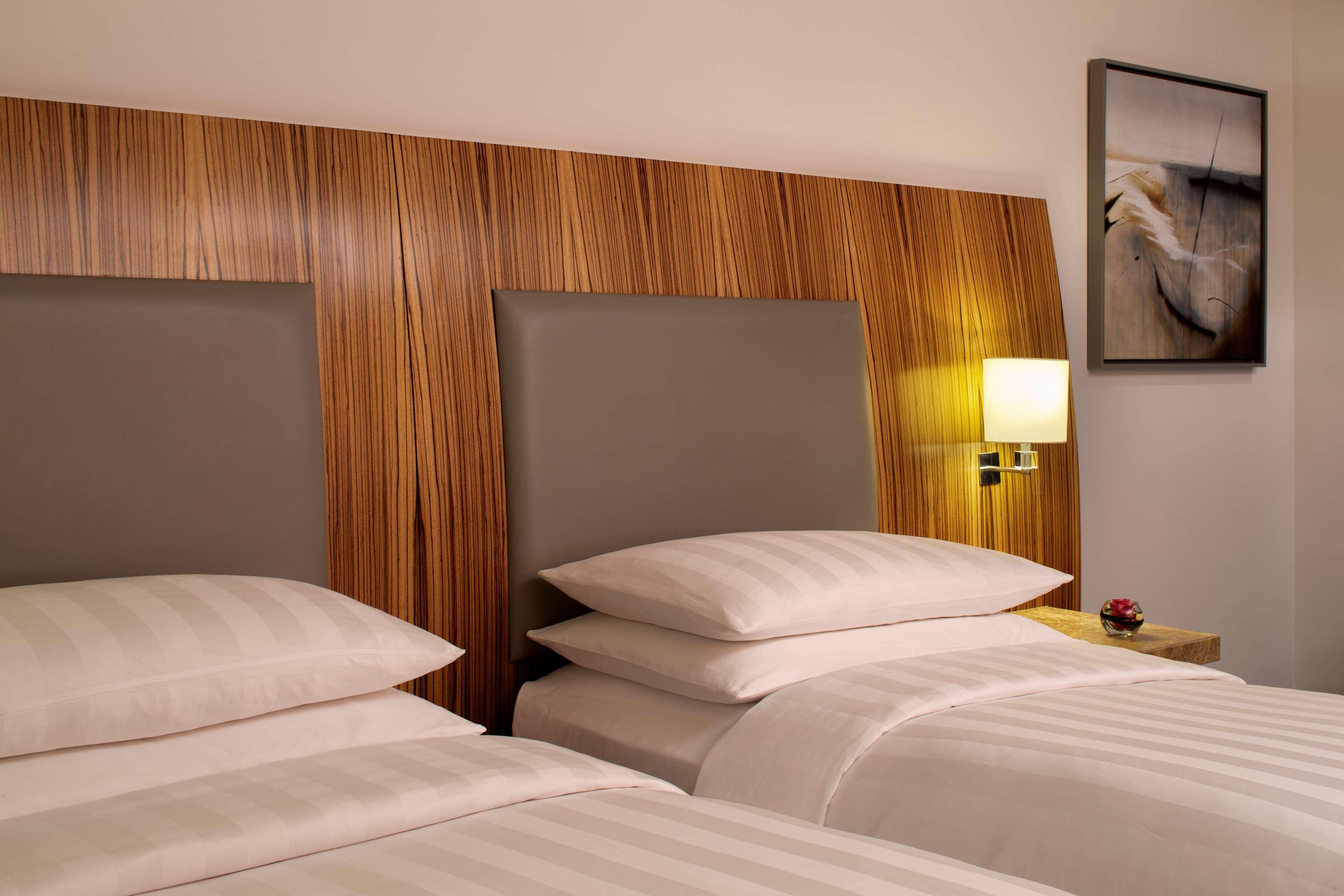 Andaz Capital Gate Abu Dhabi, By Hyatt Hotel Luaran gambar A guest room at the hotel