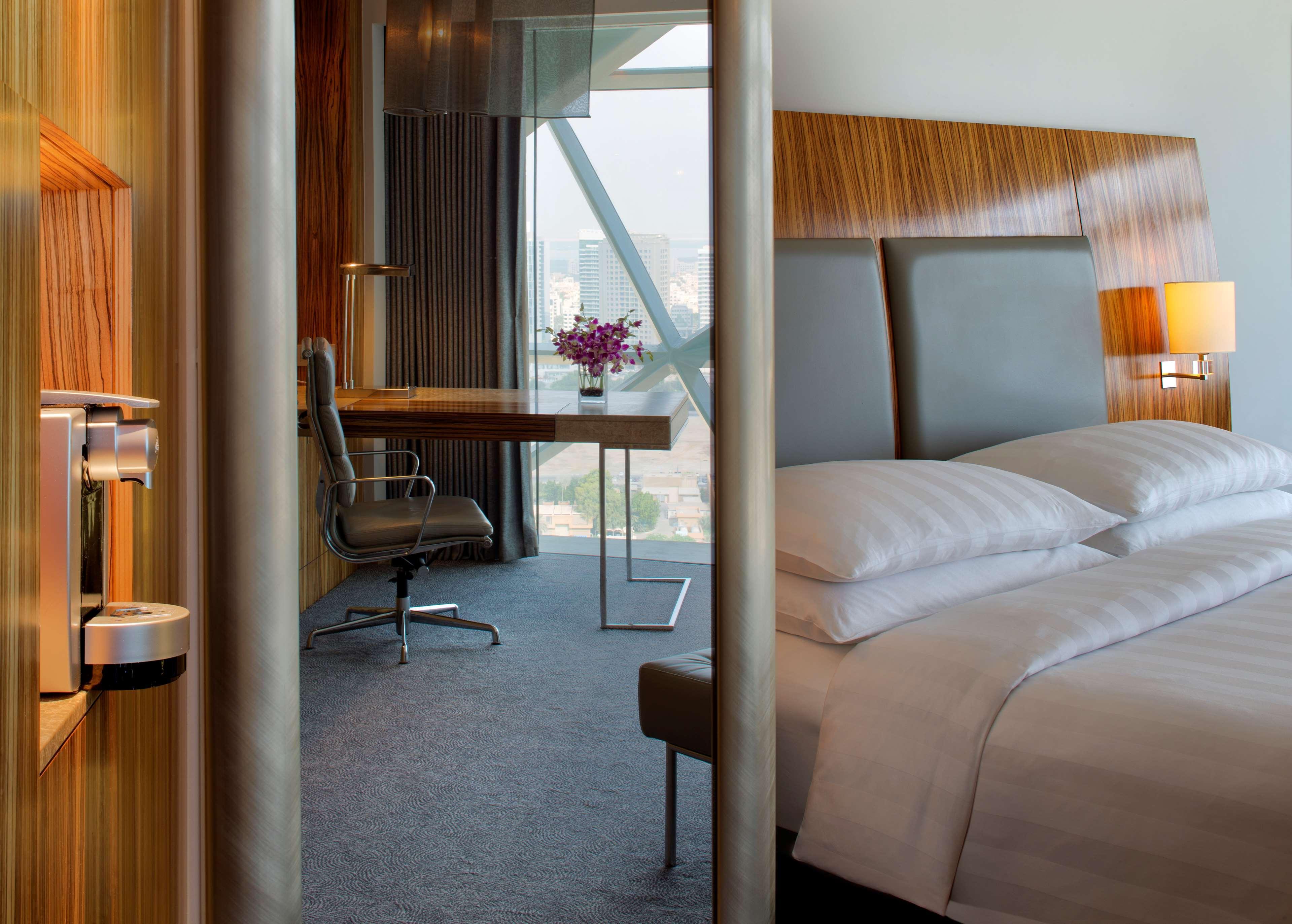 Andaz Capital Gate Abu Dhabi, By Hyatt Hotel Luaran gambar A guest room at the hotel