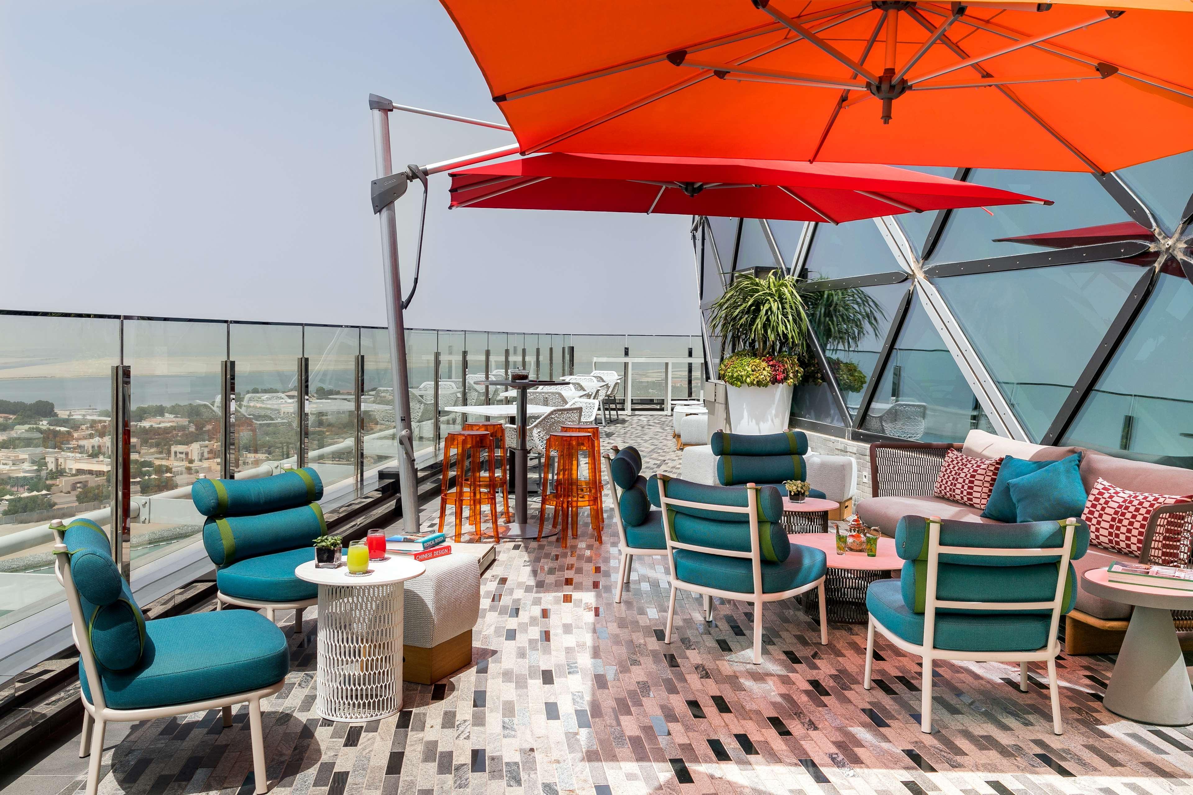 Andaz Capital Gate Abu Dhabi, By Hyatt Hotel Luaran gambar The rooftop bar