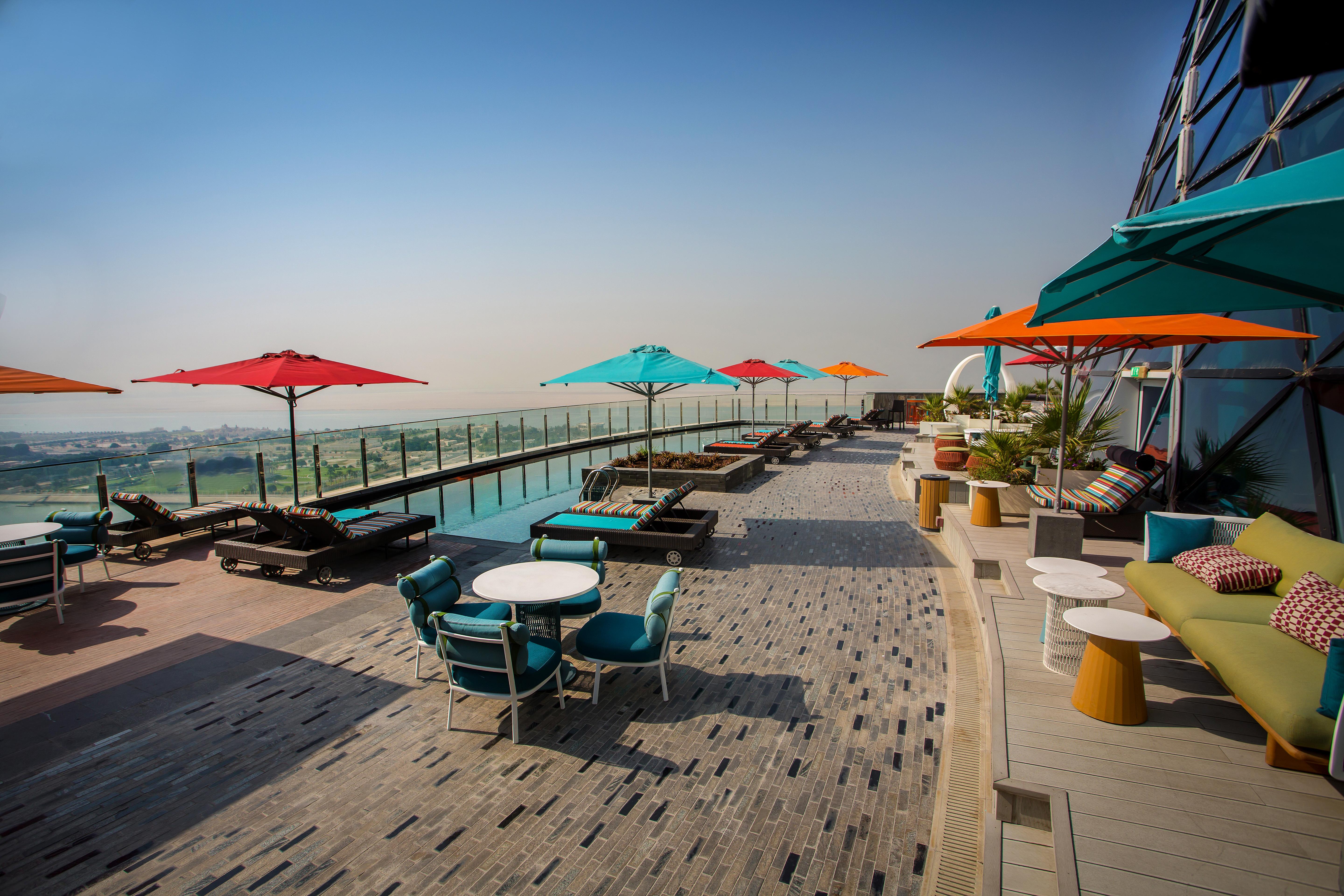 Andaz Capital Gate Abu Dhabi, By Hyatt Hotel Luaran gambar The rooftop pool at the hotel