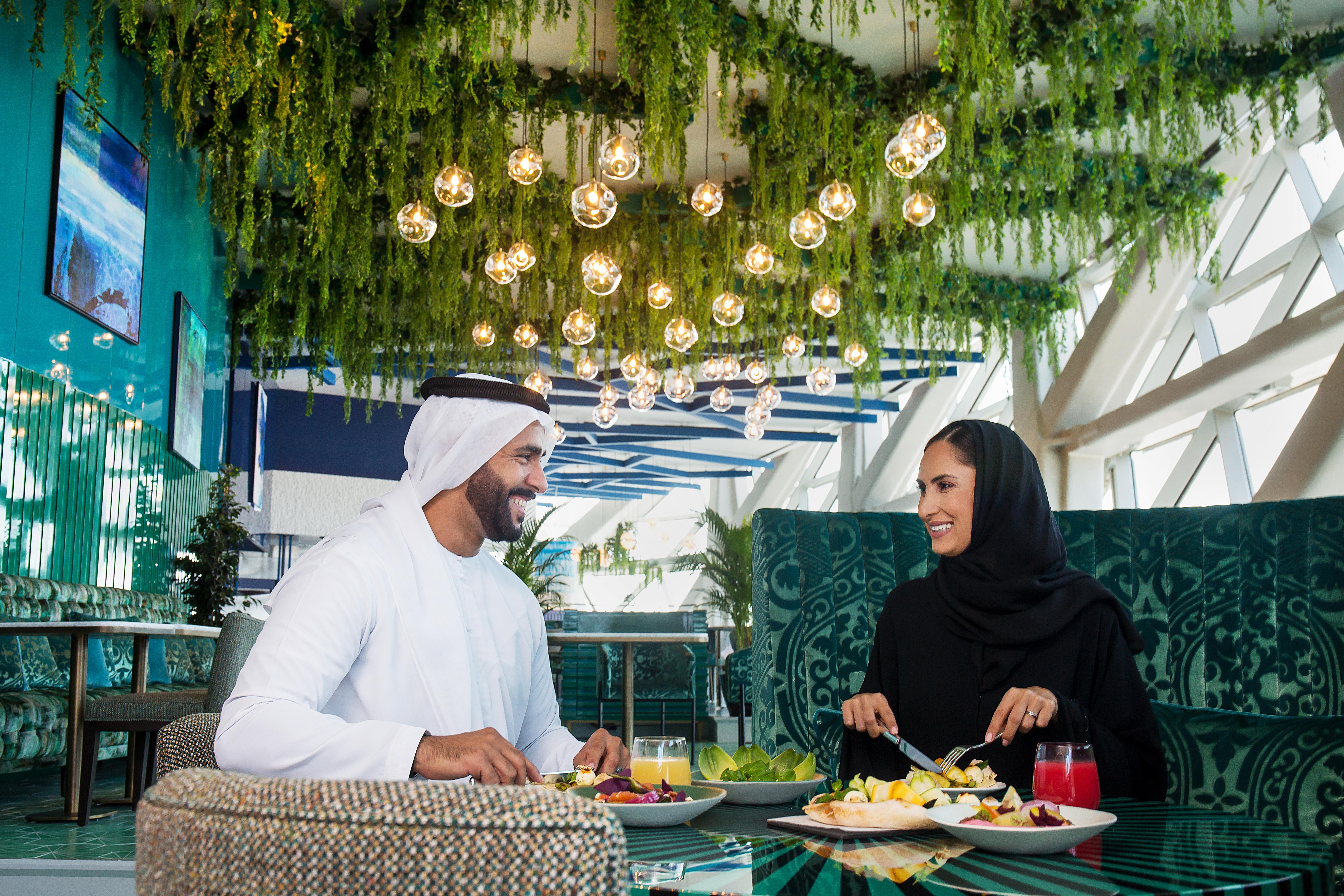 Andaz Capital Gate Abu Dhabi, By Hyatt Hotel Luaran gambar Emirati couple