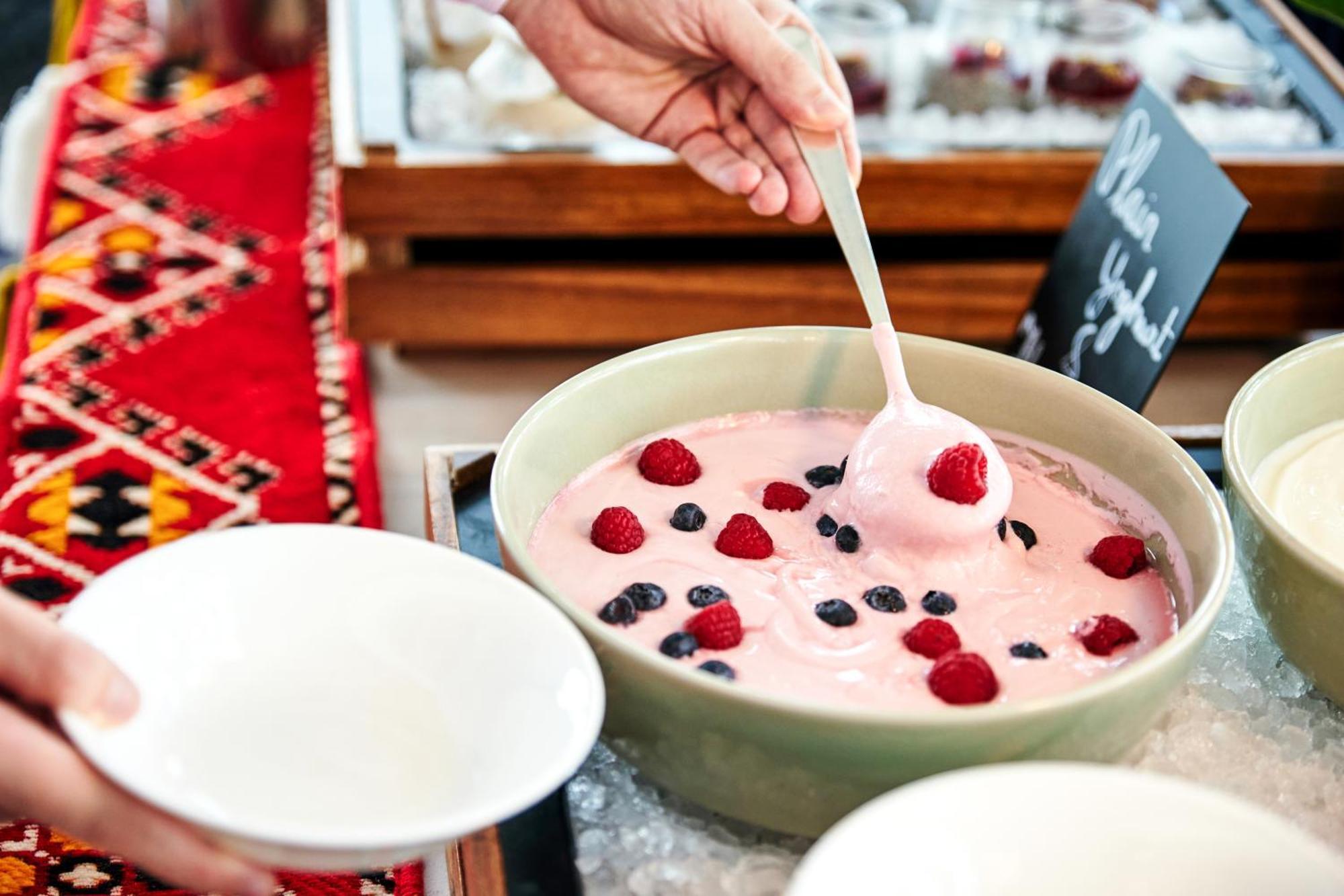 Andaz Capital Gate Abu Dhabi, By Hyatt Hotel Luaran gambar A bowl of frozen yogurt with fruit