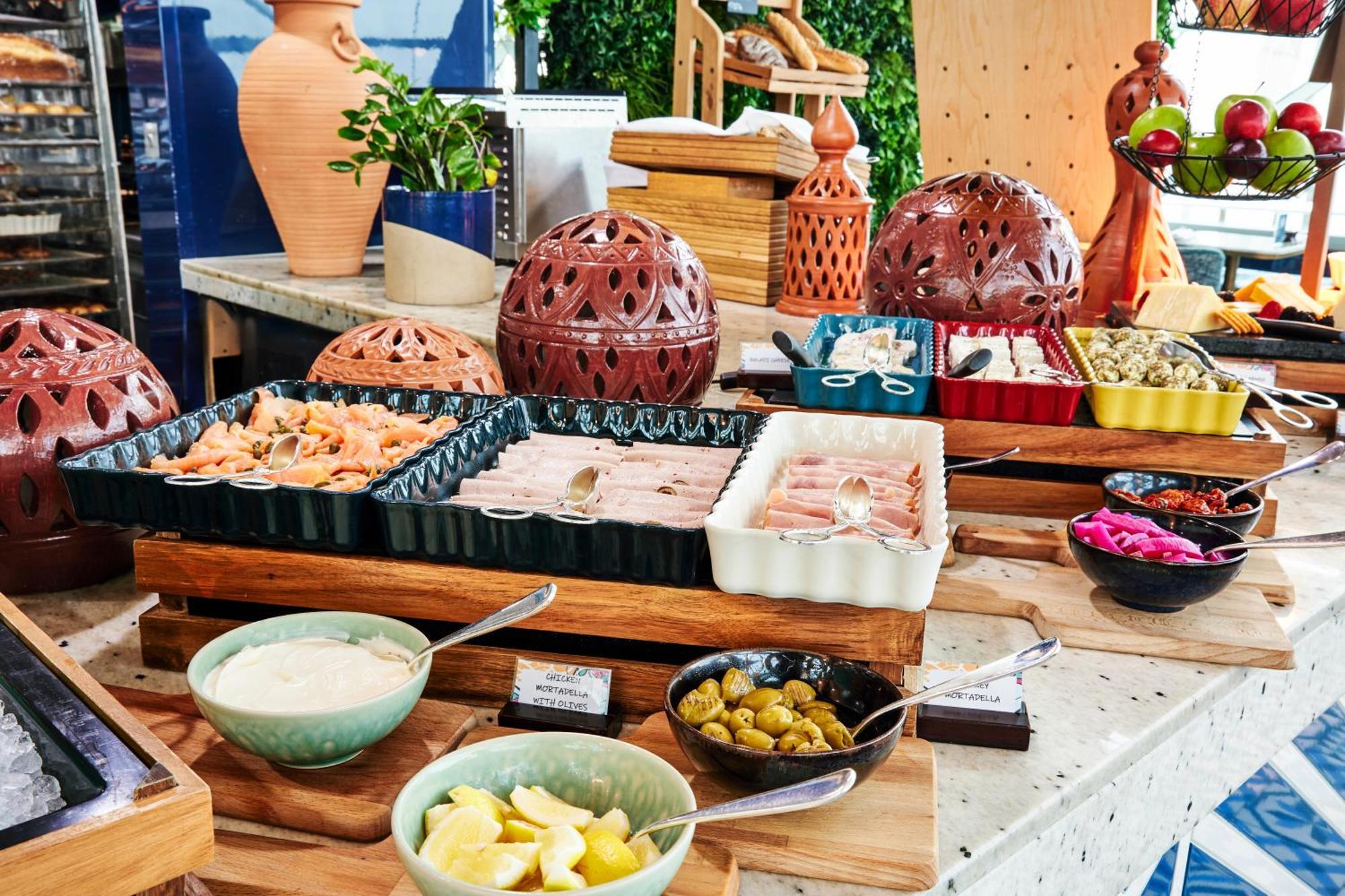 Andaz Capital Gate Abu Dhabi, By Hyatt Hotel Luaran gambar A buffet at a hotel