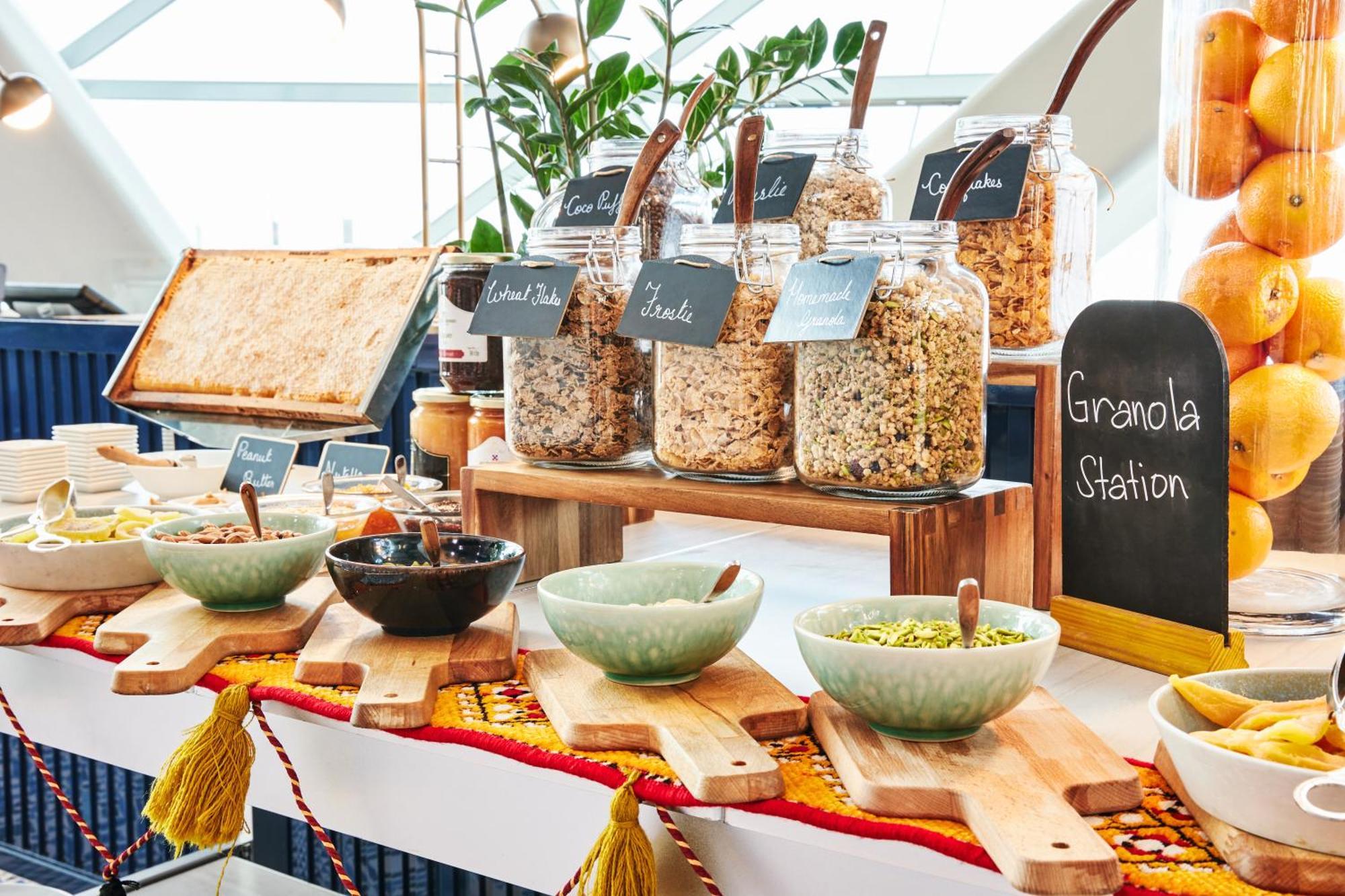 Andaz Capital Gate Abu Dhabi, By Hyatt Hotel Luaran gambar A granola bar