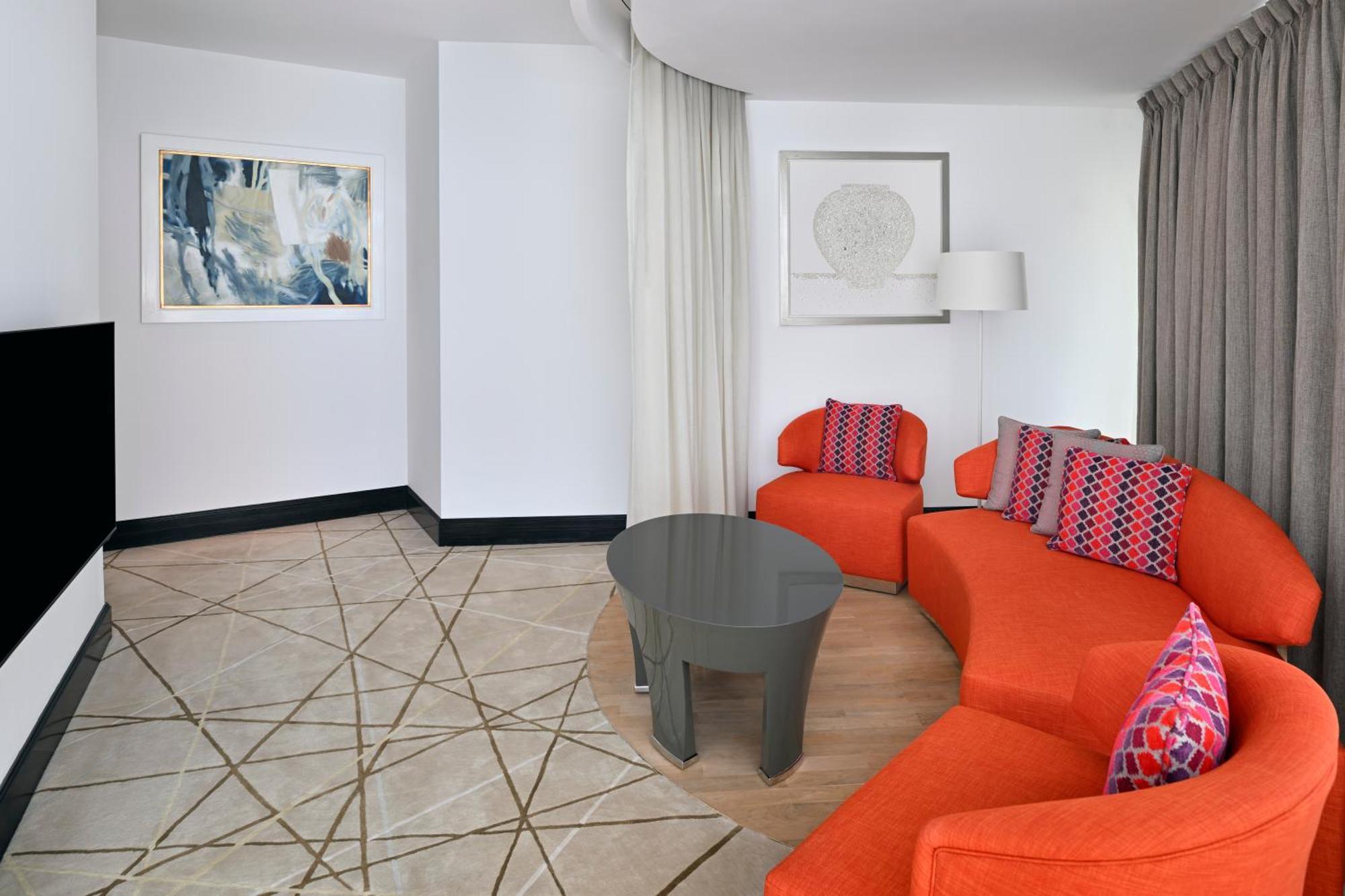 Andaz Capital Gate Abu Dhabi, By Hyatt Hotel Luaran gambar A living room at the hotel