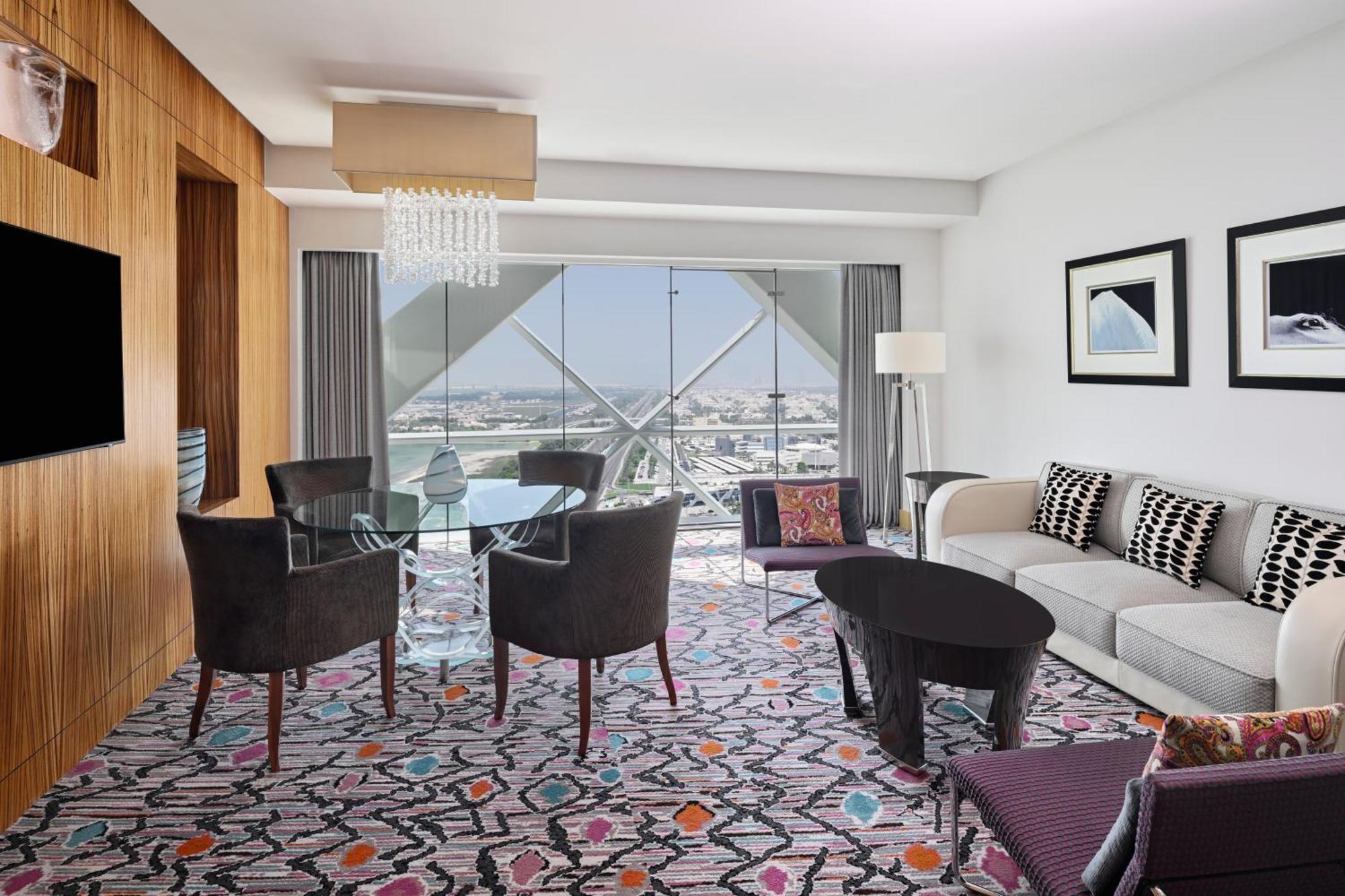 Andaz Capital Gate Abu Dhabi, By Hyatt Hotel Luaran gambar A suite at the Hilton London West End
