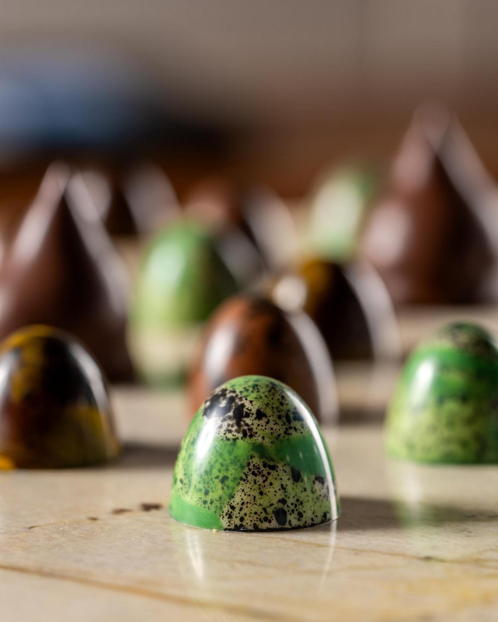 Andaz Capital Gate Abu Dhabi, By Hyatt Hotel Luaran gambar Chocolate bon bons