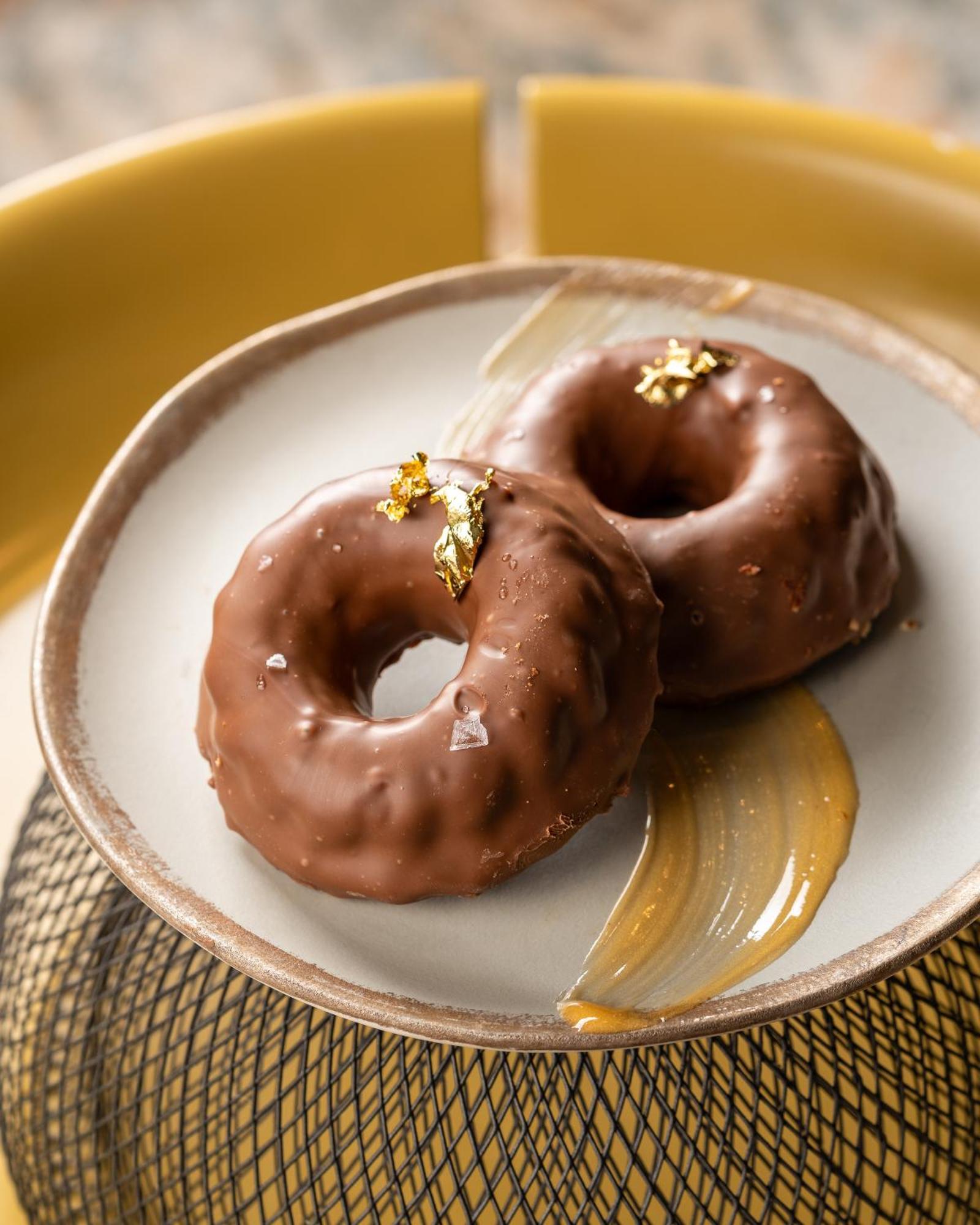 Andaz Capital Gate Abu Dhabi, By Hyatt Hotel Luaran gambar Chocolate-covered doughnuts